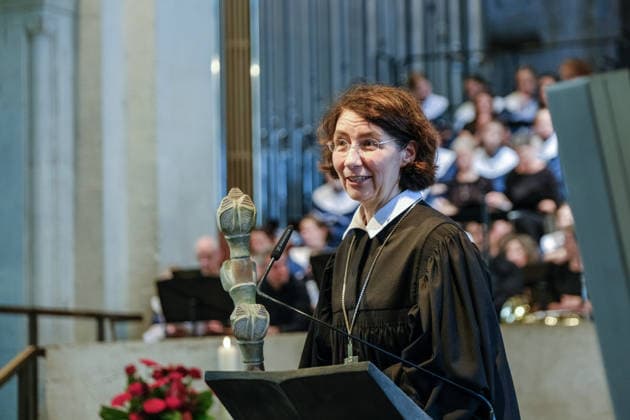 News Bilder des Tages Die Theologin Christina-Maria Bammel (Foto) wurde am Samstag (27.06.2026) mit einem Gottesdienst im Braunschweiger Dom als braunschweigische Landesbischoefin in ihr Amt eingefuehrt. Bammel wurde Ende vergangenen Jahres als Nachfolgerin von Landesbischof Christoph Meyns gewaehlt. Zuvor war sie seit 2019 Proepstin des Konsistoriums der Evangelischen Kirche Berlin-Brandenburg-schlesische Oberlausitz und leitete dort die Abteilung Theologische Grundsatzfragen und Kirchliches Leben. Sie war auch Stellvertreterin des Berliner Bischofs Christian Staeblein sowie Mitglied der Kirchenleitung und der Landessynode. (Siehe epd-Meldung vom 27.06.2026) EDITORIAL USE ONLY *** Theologian Christina Maria Bammel was installed as Regional Bishop of Braunschwei Copyright: epd-bild JensxSchulze epd-Amtseinfuehrung_Bammel10-kopieren