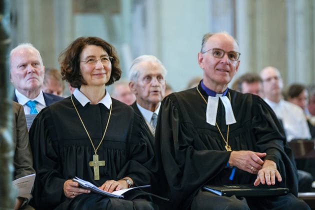Die Theologin Christina-Maria Bammel wurde am Samstag (27.06.2026) mit einem Gottesdienst im Braunschweiger Dom als braunschweigische Landesbischoefin in ihr Amt eingefuehrt (Foto: Christina-Maria Bammel, und Ralf Meister, Landesbischof der Evangelisch-Lutherischen Kirche Hannovers). Bammel wurde Ende vergangenen Jahres als Nachfolgerin von Landesbischof Christoph Meyns gewaehlt. Zuvor war sie seit 2019 Proepstin des Konsistoriums der Evangelischen Kirche Berlin-Brandenburg-schlesische Oberlausitz und leitete dort die Abteilung Theologische Grundsatzfragen und Kirchliches Leben. Sie war auch Stellvertreterin des Berliner Bischofs Christian Staeblein sowie Mitglied der Kirchenleitung und der Landessynode. (Siehe epd-Meldung vom 27.06.2026) E Copyright: epd-bild JensxSchulze FUHB1149