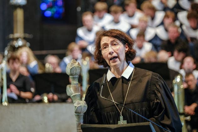 Die Theologin Christina-Maria Bammel (Foto) wurde am Samstag (27.06.2026) mit einem Gottesdienst im Braunschweiger Dom als braunschweigische Landesbischoefin in ihr Amt eingefuehrt. Bammel wurde Ende vergangenen Jahres als Nachfolgerin von Landesbischof Christoph Meyns gewaehlt. Zuvor war sie seit 2019 Proepstin des Konsistoriums der Evangelischen Kirche Berlin-Brandenburg-schlesische Oberlausitz und leitete dort die Abteilung Theologische Grundsatzfragen und Kirchliches Leben. Sie war auch Stellvertreterin des Berliner Bischofs Christian Staeblein sowie Mitglied der Kirchenleitung und der Landessynode. (Siehe epd-Meldung vom 27.06.2026) EDITORIAL USE ONLY *** Theologian Christina Maria Bammel was installed as Regional Bishop of Braunschwei Copyright: epd-bild JensxSchulze FUHB1185