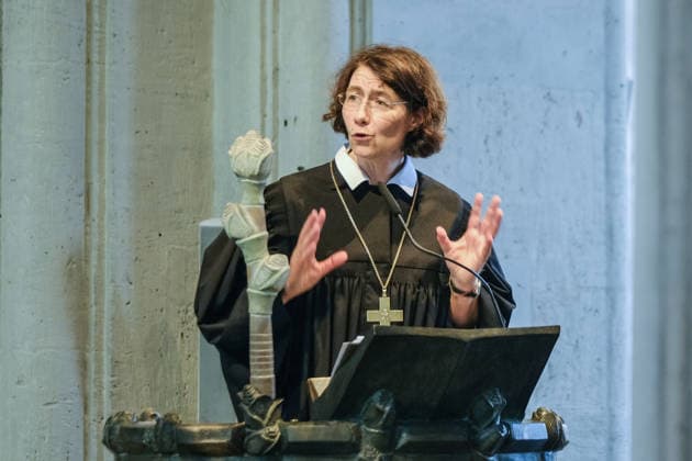 Die Theologin Christina-Maria Bammel (Foto) wurde am Samstag (27.06.2026) mit einem Gottesdienst im Braunschweiger Dom als braunschweigische Landesbischoefin in ihr Amt eingefuehrt. Bammel wurde Ende vergangenen Jahres als Nachfolgerin von Landesbischof Christoph Meyns gewaehlt. Zuvor war sie seit 2019 Proepstin des Konsistoriums der Evangelischen Kirche Berlin-Brandenburg-schlesische Oberlausitz und leitete dort die Abteilung Theologische Grundsatzfragen und Kirchliches Leben. Sie war auch Stellvertreterin des Berliner Bischofs Christian Staeblein sowie Mitglied der Kirchenleitung und der Landessynode. (Siehe epd-Meldung vom 27.06.2026) EDITORIAL USE ONLY *** Theologian Christina Maria Bammel was installed as Regional Bishop of Braunschwei Copyright: epd-bild JensxSchulze FUHB1252