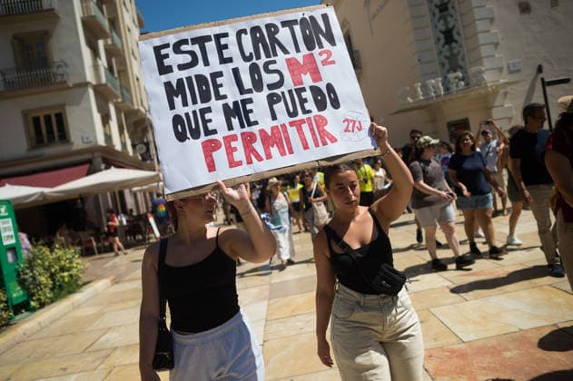 Demonstration in favor of decent housing in Malaga, Spain - 27 Jun 2026 Protesters seen holding a large placard denouncing the high cost of living as they take part in a demonstration in favor of decent housing. Social organisations and community groups belonging to the Málaga para Vivir platform have denounced the growing difficulty of accessing decent housing due to rising rates and the increasing cost of living in the city. As a result, they are calling for a general strike over the housing crisis. Malaga Spain Copyright: xJesusxMeridax xSOPAxImagesx 27062026_JMERIDA1-7