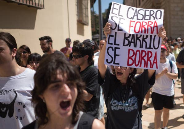 Demonstration in favor of decent housing in Malaga, Spain - 27 Jun 2026 A protester seen holding a placard as she takes part in a demonstration in favor of decent housing. Social organisations and community groups belonging to the Málaga para Vivir platform have denounced the growing difficulty of accessing decent housing due to rising rates and the increasing cost of living in the city. As a result, they are calling for a general strike over the housing crisis. Malaga Spain Copyright: xJesusxMeridax xSOPAxImagesx 27062026_JMERIDA1-12
