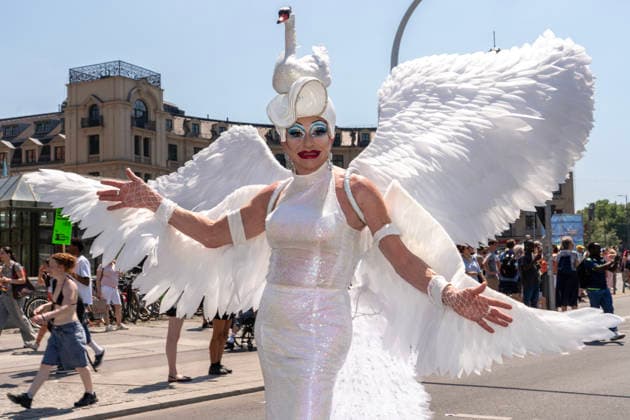 Dragqueen beim CSD 2026, große Politparade, hier am Stachus, Höhepunkt der Pride Weeks, München, 27. Juni 2026 Deutschland, München, 27. Juni 2026, Dragqueen beim CSD 2026, große Politparade, hier am Stachus, CSD 2026, große PolitParade mit Hunderttausenden Zuschauern und Teilnehmern , hier am Stachus, im Rahmen der Pride Weeks, Motto Unsere Vielfalt. Unsere Stärke., Christopher Street Day, größte Demonstration von Lesben, Schwulen, Bisexuellen, trans*, inter* und queeren Menschen (LGBTIQ*) für gleiche Rechte und gesellschaftliche Akzeptanz im süddeutschen Raum, Demozug quer durch die Münchner Innenstadt von der Erhardstraße über das Sendlinger Tor und den Stachus bis zur Ludwigstraße, Hunderttausende Teilnehmer und Teilnehme