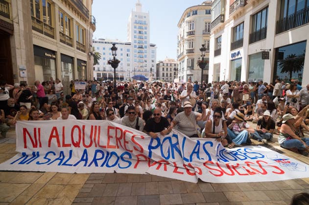 Demonstration in favor of decent housing in Malaga, Spain - 27 Jun 2026 Protesters march on the streets holding a banner as they take part in a demonstration in favor of decent housing. Social organisations and community groups belonging to the Málaga para Vivir platform have denounced the growing difficulty of accessing decent housing due to rising rates and the increasing cost of living in the city. As a result, they are calling for a general strike over the housing crisis. Malaga Spain Copyright: xJesusxMeridax xSOPAxImagesx 27062026_JMERIDA1-16