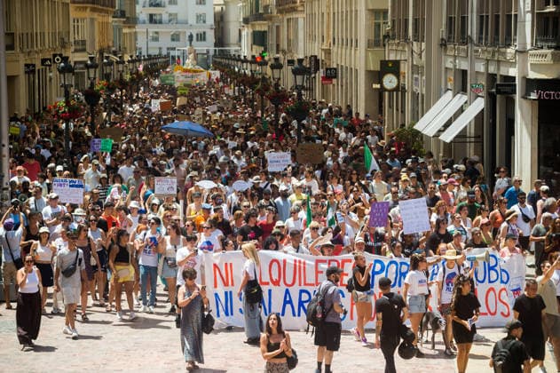 Demonstration in favor of decent housing in Malaga, Spain - 27 Jun 2026 Protesters march on the streets holding a banner as they take part in a demonstration in favor of decent housing. Social organisations and community groups belonging to the Málaga para Vivir platform have denounced the growing difficulty of accessing decent housing due to rising rates and the increasing cost of living in the city. As a result, they are calling for a general strike over the housing crisis. Malaga Spain Copyright: xJesusxMeridax xSOPAxImagesx 27062026_JMERIDA1-18