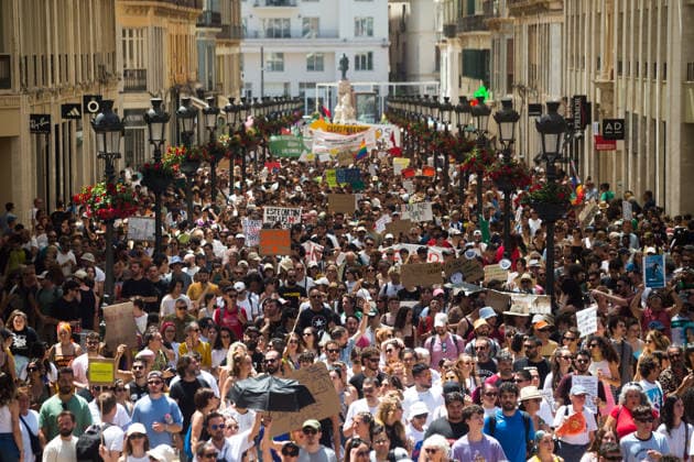 Demonstration in favor of decent housing in Malaga, Spain - 27 Jun 2026 Protesters seen marching on the streets as they take part in a demonstration in favor of decent housing. Social organisations and community groups belonging to the Málaga para Vivir platform have denounced the growing difficulty of accessing decent housing due to rising rates and the increasing cost of living in the city. As a result, they are calling for a general strike over the housing crisis. Malaga Spain Copyright: xJesusxMeridax xSOPAxImagesx 27062026_JMERIDA1-20