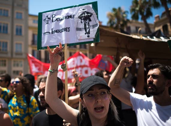 Demonstration in favor of decent housing in Malaga, Spain - 27 Jun 2026 A protester seen holding a key as she takes part in a demonstration in favor of decent housing. Social organisations and community groups belonging to the Málaga para Vivir platform have denounced the growing difficulty of accessing decent housing due to rising rates and the increasing cost of living in the city. As a result, they are calling for a general strike over the housing crisis. Malaga Spain Copyright: xJesusxMeridax xSOPAxImagesx 27062026_JMERIDA1-26