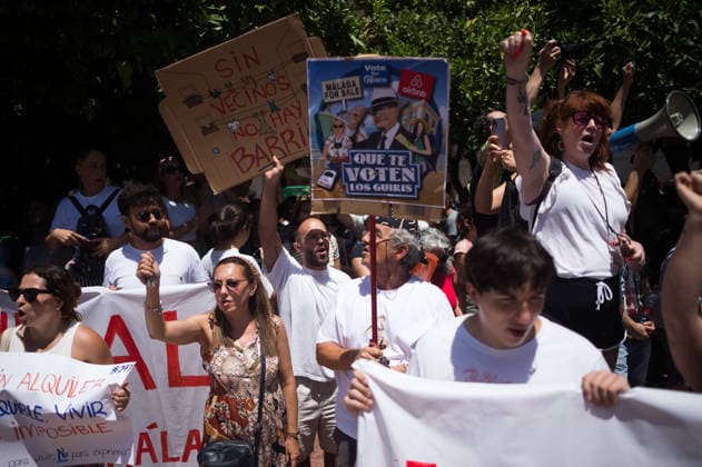 Demonstration in favor of decent housing in Malaga, Spain - 27 Jun 2026 Protesters seen shouting slogans and holding placards as they take part in a demonstration in favor of decent housing. Social organisations and community groups belonging to the Málaga para Vivir platform have denounced the growing difficulty of accessing decent housing due to rising rates and the increasing cost of living in the city. As a result, they are calling for a general strike over the housing crisis. Malaga Spain Copyright: xJesusxMeridax xSOPAxImagesx 27062026_JMERIDA1-29