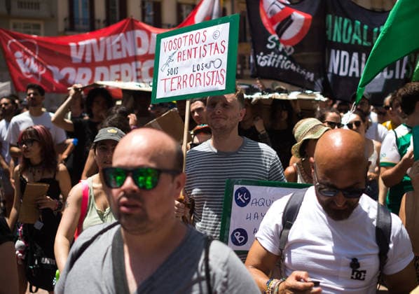 Demonstration in favor of decent housing in Malaga, Spain - 27 Jun 2026 A protester seen holding a placard as he takes part in a demonstration in favor of decent housing. Social organisations and community groups belonging to the Málaga para Vivir platform have denounced the growing difficulty of accessing decent housing due to rising rates and the increasing cost of living in the city. As a result, they are calling for a general strike over the housing crisis. Malaga Spain Copyright: xJesusxMeridax xSOPAxImagesx 27062026_JMERIDA1-30