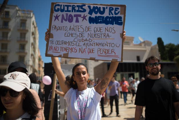 Demonstration in favor of decent housing in Malaga, Spain - 27 Jun 2026 A protester seen holding a placard as she takes part in a demonstration in favor of decent housing. Social organisations and community groups belonging to the Málaga para Vivir platform have denounced the growing difficulty of accessing decent housing due to rising rates and the increasing cost of living in the city. As a result, they are calling for a general strike over the housing crisis. Malaga Spain Copyright: xJesusxMeridax xSOPAxImagesx 27062026_JMERIDA1-8