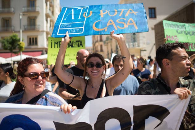 Demonstration in favor of decent housing in Malaga, Spain - 27 Jun 2026 A protester seen holding a placard as she takes part in a demonstration in favor of decent housing. Social organisations and community groups belonging to the Málaga para Vivir platform have denounced the growing difficulty of accessing decent housing due to rising rates and the increasing cost of living in the city. As a result, they are calling for a general strike over the housing crisis. Malaga Spain Copyright: xJesusxMeridax xSOPAxImagesx 27062026_JMERIDA1-9
