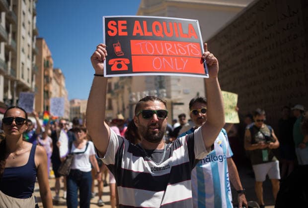 June 27, 2026, Malaga, Spain: A protester seen holding a placard as he takes part in a demonstration in favor of decent housing. Social organisations and community groups belonging to the Malaga para Vivir platform have denounced the growing difficulty of accessing decent housing due to rising rates and the increasing cost of living in the city. As a result, they are calling for a general strike over the housing crisis. Malaga Spain  - ZUMAs197 20260627_aaa_s197_010 Copyright: xJesusxMeridax