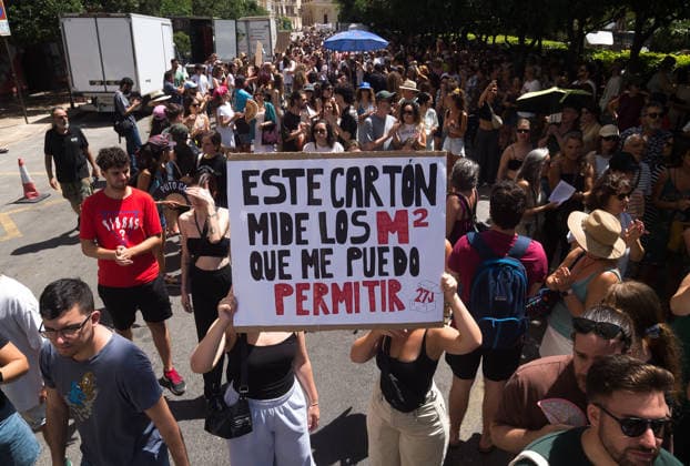 June 27, 2026, Malaga, Spain: Protesters seen holding a large placard denouncing the high cost of living as they take part in a demonstration in favor of decent housing. Social organisations and community groups belonging to the Malaga para Vivir platform have denounced the growing difficulty of accessing decent housing due to rising rates and the increasing cost of living in the city. As a result, they are calling for a general strike over the housing crisis. Malaga Spain - ZUMAs197 20260627_aaa_s197_012 Copyright: xJesusxMeridax
