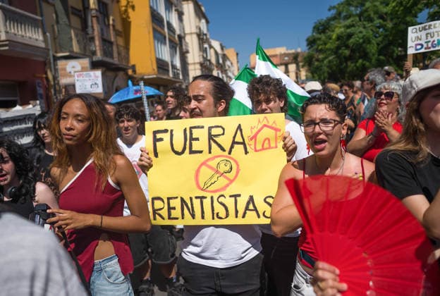 June 27, 2026, Malaga, Spain: A protester seen holding a placard as he takes part in a demonstration in favor of decent housing. Social organisations and community groups belonging to the Malaga para Vivir platform have denounced the growing difficulty of accessing decent housing due to rising rates and the increasing cost of living in the city. As a result, they are calling for a general strike over the housing crisis. Malaga Spain  - ZUMAs197 20260627_aaa_s197_022 Copyright: xJesusxMeridax