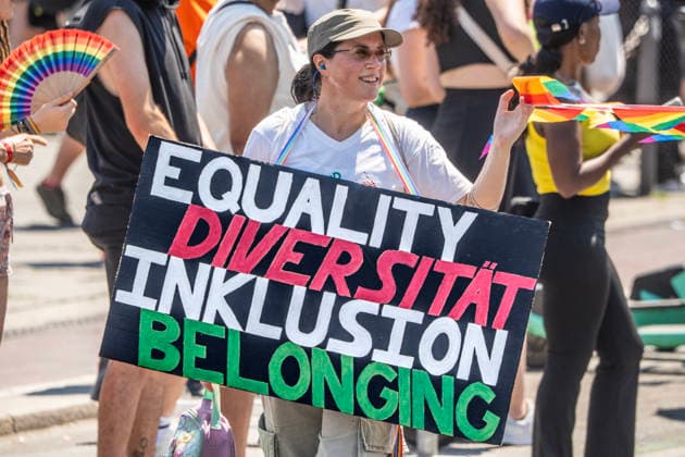 Teilnehmerin fordert Equality, Diversity, Inklusion, Belonging, Plakat beim CSD 2026, Höhepunkt der Pride Weeks, München, 27. Juni 2026 Deutschland, München, 27. Juni 2026, Teilnehmerin fordert Equality, Diversity, Inklusion, Belonging, beim CSD 2026, hier auf der Sonnenstraße, Motto Unsere Vielfalt. Unsere Stärke., große PolitParade mit Hunderttausenden Zuschauern und Teilnehmern in der Fraunhoferstraße, im Rahmen der Pride Weeks, Christopher Street Day, größte Demonstration von Lesben, Schwulen, Bisexuellen, trans*, inter* und queeren Menschen (LGBTIQ*) für gleiche Rechte und gesellschaftliche Akzeptanz im süddeutschen Raum, Demozug quer durch die Münchner Innenstadt von der Erhardstraße über das Sendlinger Tor und den Stach