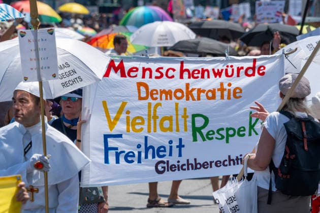 Omas gegen Rechts mit Transparent Menschenwürde, Demokratie, Vielfalt, Respekt, Freiheit, Gleichberechtigung, beim CSD 2026, große Politparade, München, 27. Juni 2026 Deutschland, München, 27. Juni 2026, Omas gegen Rechts mit Transparent Menschenwürde, Demokratie, Vielfalt, Respekt, Freiheit, Gleichberechtigung, beim CSD 2026, große PolitParade mit Hunderttausenden Zuschauern und Teilnehmern, im Rahmen der Pride Weeks, Motto Unsere Vielfalt. Unsere Stärke., Christopher Street Day, größte Demonstration von Lesben, Schwulen, Bisexuellen, trans*, inter* und queeren Menschen (LGBTIQ*) für gleiche Rechte und gesellschaftliche Akzeptanz im süddeutschen Raum, Demozug quer durch die Münchner Innenstadt von der Erhardstraße über das Se