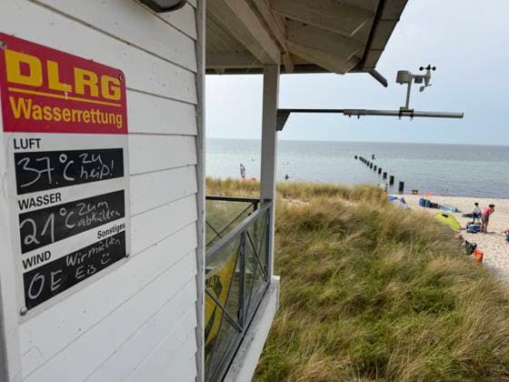 News Bilder des Tages Ostseebad Rerik Rerik 27..06.2026 Ostseebad Hitze an der Ostseeküste in Rerik Heute 37 Grad gemessen von der DLRG dahinter Die Wetterstation Rerik Ort Mecklenburg-Vorpommern Deutschland *** Rerik Baltic Sea Resort, Rerik, June 27, 2026. Heatwave on the Baltic Sea coast in Rerik. Today s temperature: 37 degrees, as measured by the DLRG. Behind it: the Rerik weather station. Location: Mecklenburg-Western Pomerania, Germany.