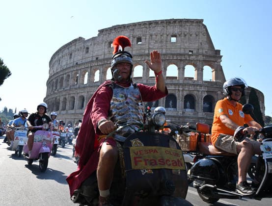 News Bilder des Tages (260627) -- ROME, June 27, 2026 -- Vespa enthusiasts parade around the Colosseum during a celebration marking the 80th anniversary of the iconic Italian brand of scooters, in Rome, Italy, on June 27, 2026. (Photo by Xinhua) ITALY-ROME-VESPA SCOOTER-PARADE AlbertoxLingria 