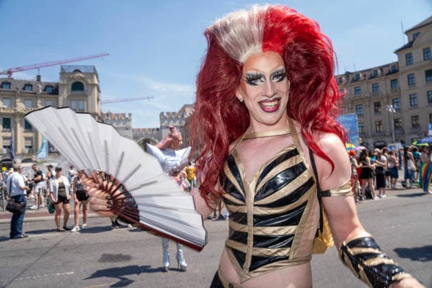 Dragqueen Vicky Voyage beim CSD 2026, große Politparade, hier am Stachus, München, 27. Juni 2026 Deutschland, München, 27. Juni 2026, Dragqueen Vicky Voyage am Stachus beim CSD 2026, große Politparade, hier am Stachus, CSD 2026, große PolitParade mit Hunderttausenden Zuschauern und Teilnehmern , hier am Stachus, im Rahmen der Pride Weeks, Motto Unsere Vielfalt. Unsere Stärke., Christopher Street Day, größte Demonstration von Lesben, Schwulen, Bisexuellen, trans*, inter* und queeren Menschen (LGBTIQ*) für gleiche Rechte und gesellschaftliche Akzeptanz im süddeutschen Raum, Demozug quer durch die Münchner Innenstadt von der Erhardstraße über das Sendlinger Tor und den Stachus bis zur Ludwigstraße, Hunderttausende Teilnehmer und