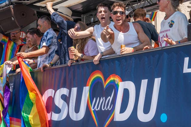 Wagen der CSU beim CSD 2026, große Politparade, München, 27. Juni 2026 Deutschland, München, 27. Juni 2026, Wagen der CSU beim CSD 2026, große PolitParade mit Hunderttausenden Zuschauern und Teilnehmern, im Rahmen der Pride Weeks, Motto Unsere Vielfalt. Unsere Stärke., Christopher Street Day, größte Demonstration von Lesben, Schwulen, Bisexuellen, trans*, inter* und queeren Menschen (LGBTIQ*) für gleiche Rechte und gesellschaftliche Akzeptanz im süddeutschen Raum, Demozug quer durch die Münchner Innenstadt von der Erhardstraße über das Sendlinger Tor und den Stachus bis zur Ludwigstraße, Hunderttausende Teilnehmer und Teilnehmerinnen, Regenbogenfahnen, Community, Solidarität, Demonstration, feiern, Bayern, bayerisch, *** CSU f
