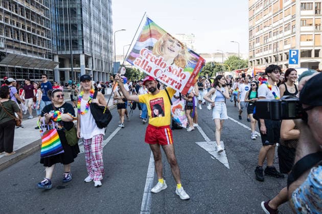 IPA86131315 - Milan, Central Station, Via Vittor Pisani, June 27, 2026, Milan Pride flag sign reading I only believe in CarrÃ  Copyright: xFrancescoxEnriquezx xFrancescoxEnriquezx 86131315