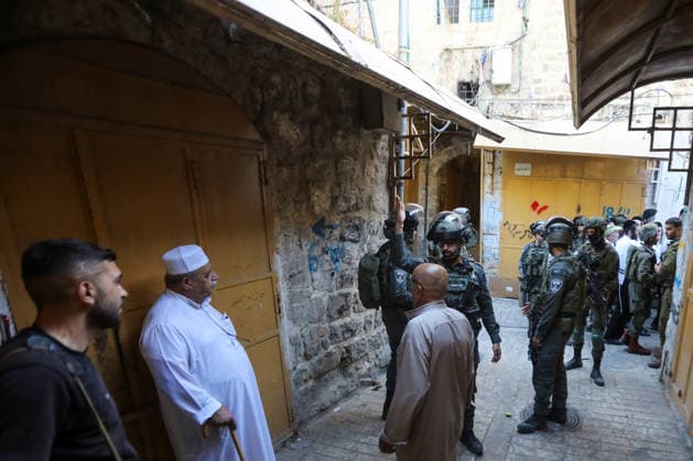 Israeli settlers carry out raid on Hebron HEBRON, WEST BANK, PALESTINE - JUNE 27: Israeli settlers, under the protection of Israeli forces, enter the Old City of Hebron, West Bank, Palestine on June 27, 2026. During the raid, Israeli forces blocked entrances and exits with metal barriers, significantly restricting the movement of Palestinians in the area. Mamoun Wazwaz Anadolu Hebron West Bank. Editorial use only. Please get in touch for any other usage.  Copyright: x2026xAnadoluxMamounxWazwazx