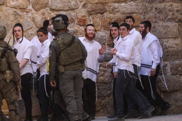 News Bilder des Tages Israeli settlers carry out raid on Hebron HEBRON, WEST BANK, PALESTINE - JUNE 27: Israeli settlers, under the protection of Israeli forces, enter the Old City of Hebron, West Bank, Palestine on June 27, 2026. During the raid, Israeli forces blocked entrances and exits with metal barriers, significantly restricting the movement of Palestinians in the area. Mamoun Wazwaz Anadolu Hebron West Bank. Editorial use only. Please get in touch for any other usage.  Copyright: x2026xAnadoluxMamounxWazwazx
