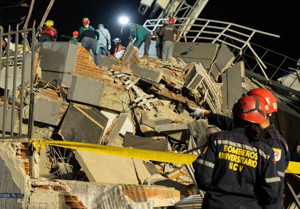 Volunteers and rescue workers gather on the rubble of collapsed buildings during rescue operations following the devastating earthquake across wide areas, in La Guaira, Venezuela, on June 26, 2026. photo by Government Ministry of Information (Venezuela)  VAN2026062631 GovernmentxMinistryxofxInformati