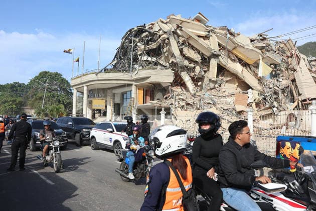 Volunteers and rescue workers gather on the rubble of collapsed buildings during rescue operations following the devastating earthquake across wide areas, in La Guaira, Venezuela, on June 26, 2026. photo by Government Ministry of Information (Venezuela)  VAN2026062634 GovernmentxMinistryxofxInformati