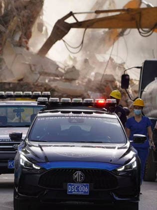 Volunteers and rescue workers gather on the rubble of collapsed buildings during rescue operations following the devastating earthquake across wide areas, in La Guaira, Venezuela, on June 26, 2026. photo by Government Ministry of Information (Venezuela)  VAN2026062614 GovernmentxMinistryxofxInformati
