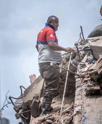 Volunteers and rescue workers gather on the rubble of collapsed buildings during rescue operations following the devastating earthquake across wide areas, in La Guaira, Venezuela, on June 26, 2026. photo by Government Ministry of Information (Venezuela)  VAN2026062626 GovernmentxMinistryxofxInformati
