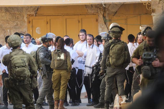 Israeli settlers carry out raid on Hebron HEBRON, WEST BANK, PALESTINE - JUNE 27: Israeli settlers, under the protection of Israeli forces, enter the Old City of Hebron, West Bank, Palestine on June 27, 2026. During the raid, Israeli forces blocked entrances and exits with metal barriers, significantly restricting the movement of Palestinians in the area. Mamoun Wazwaz Anadolu Hebron West Bank. Editorial use only. Please get in touch for any other usage.  Copyright: x2026xAnadoluxMamounxWazwazx