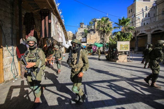 Israeli settlers carry out raid on Hebron HEBRON, WEST BANK, PALESTINE - JUNE 27: Israeli settlers, under the protection of Israeli forces, enter the Old City of Hebron, West Bank, Palestine on June 27, 2026. During the raid, Israeli forces blocked entrances and exits with metal barriers, significantly restricting the movement of Palestinians in the area. Mamoun Wazwaz Anadolu Hebron West Bank. Editorial use only. Please get in touch for any other usage.  Copyright: x2026xAnadoluxMamounxWazwazx