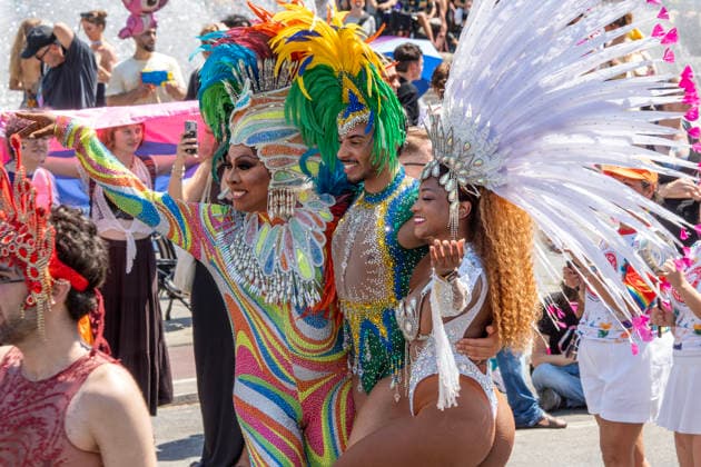Praias do Isar Samba School, Teilnehmer beim CSD 2026, große Politparade, München, 27. Juni 2026 Deutschland, München, 27. Juni 2026, Praias do Isar Samba School, Teilnehmer der Freisinger Sambaschule beim CSD 2026, große PolitParade mit Hunderttausenden Zuschauern und Teilnehmern, im Rahmen der Pride Weeks, Motto Unsere Vielfalt. Unsere Stärke., Christopher Street Day, größte Demonstration von Lesben, Schwulen, Bisexuellen, trans*, inter* und queeren Menschen (LGBTIQ*) für gleiche Rechte und gesellschaftliche Akzeptanz im süddeutschen Raum, Demozug quer durch die Münchner Innenstadt von der Erhardstraße über das Sendlinger Tor und den Stachus bis zur Ludwigstraße, Hunderttausende Teilnehmer und Teilnehmerinnen, Regenbogenfahne
