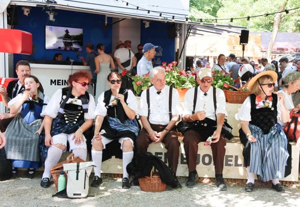 27.06.2026 Basel Schweiz.Hitzewelle Hitze Eidgenoessisches Jodlerfest Basel Bild ,Jodler Jodlerinnen machen Rast *** June 27, 2026, Basel, Switzerland: Heat wave, heat, Swiss Yodeling Festival in Basel—photo: male and female yodelers taking a break 