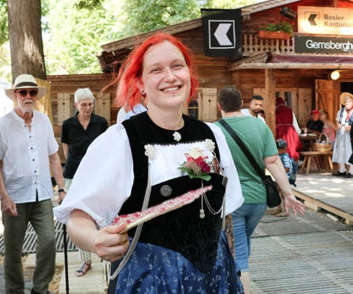 27.06.2026 Basel Schweiz.Hitzewelle Hitze Eidgenoessisches Jodlerfest Basel Bild ,Gutgelaunte Jdlerin in Tracht *** June 27, 2026, Basel, Switzerland: Heat wave, heat, Swiss Yodeling Festival in Basel, photo: Cheerful female yodeler in traditional costume 