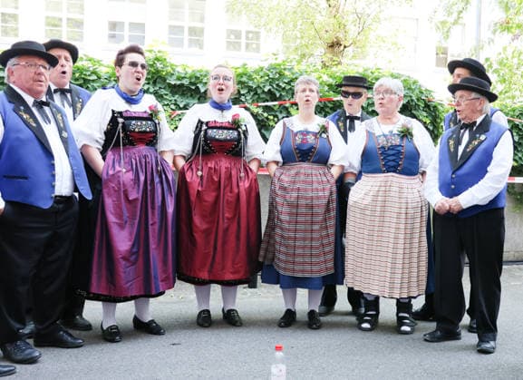 27.06.2026 Basel Schweiz.Hitzewelle Hitze Eidgenoessisches Jodlerfest Basel Bild ,Jodler in Aktion. *** June 27, 2026 Basel, Switzerland Heat wave Heat Swiss Yodeling Festival in Basel Photo: Yodeler in action 