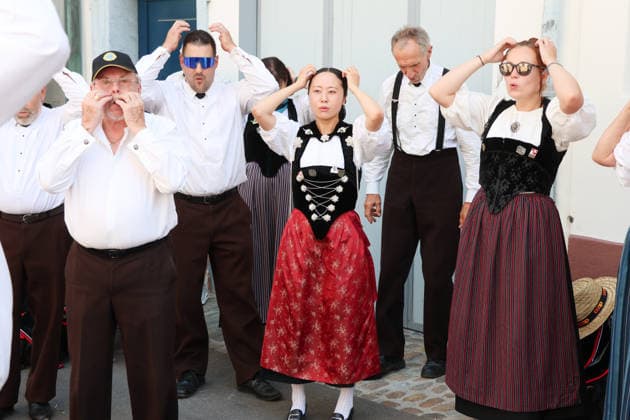 27.06.2026 Basel Schweiz.Hitzewelle Hitze Eidgenoessisches Jodlerfest Basel Bild ,Jodler bei der Vorbereitung. *** June 27, 2026, Basel, Switzerland: Heat wave, heat, Swiss Yodeling Festival in Basel, photo: Yodeler preparing 