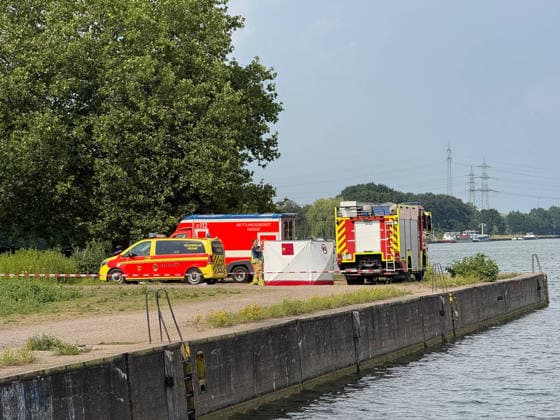 News Bilder des Tages Mutmaßlich 6-Jähriges Kind ertrinkt im Rhein Herne Kanal am Herner Meer 7aIMG: 0563475 Mutmaßlich 6-Jähriges Kind ertrinkt im Rhein Herne Kanal am Herner MeerNordrhein-Westfalen, Herne *** Child, believed to be 6 years old, drowns in the Rhine-Herne Canal at Herner Meer 7aIMG 0563475 Child, believed to be 6 years old, drowns in the Rhine-Herne Canal at Herner Meer, North Rhine-Westphalia, Herne Copyright: 7aktuell.dex xMarcxGruber 0563475 20260627_7a_express_20260627_5035_563475