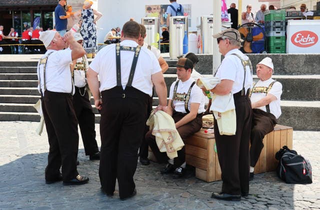 27.06.2026 Basel Schweiz.Hitzewelle Hitze Eidgenoessisches Jodlerfest Basel Bild ,Jodler aus Appenzell machen Rast. *** June 27, 2026, Basel, Switzerland: Heat wave, heat, Swiss Yodeling Festival in Basel, photo: Yodlers from Appenzell take a break 