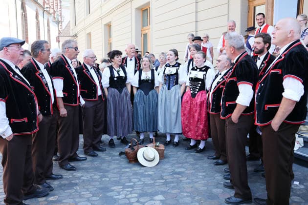 27.06.2026 Basel Schweiz.Hitzewelle Hitze Eidgenoessisches Jodlerfest Basel Bild ,Jodler in Aktion *** June 27, 2026 Basel, Switzerland Heat wave Heat Swiss Yodeling Festival in Basel Photo: Yodeler in action 