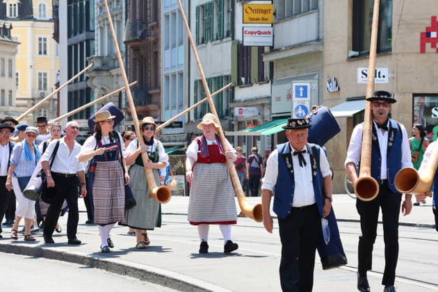 27.06.2026 Basel Schweiz.Hitzewelle Hitze Eidgenoessisches Jodlerfest Basel Bild , Alphornblaeser vor dem Auft *** June 27, 2026, Basel, Switzerland: Heat wave, heat, Swiss Yodeling Festival in Basel—photo of an alphorn player before the opening 