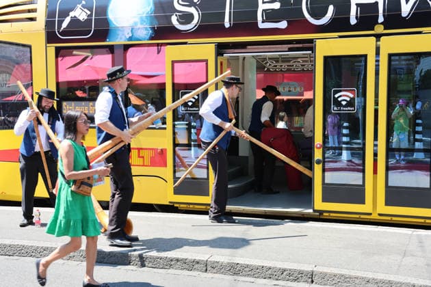 News Bilder des Tages 27.06.2026 Basel Schweiz.Hitzewelle Hitze Eidgenoessisches Jodlerfest Basel Bild ,Alphornspieler steigen in Basler Strassenbahn. *** June 27, 2026, Basel, Switzerland: Heat wave, heat, Swiss Yodeling Festival in Basel. Photo: Alphorn players board a Basel tram 