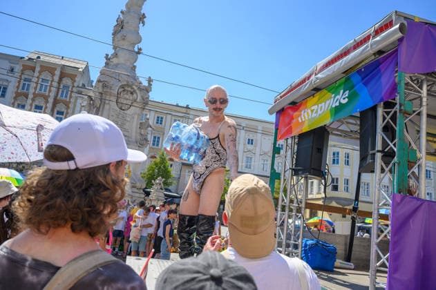 linz, austria, 27 june 2026, linzpride, parade of LGBTQIA community on the main square *** Linz, Österreich, 27. Juni 2026, LinzPride, Parade der LGBTQIA-Community auf dem Hauptplatz Copyright: xx