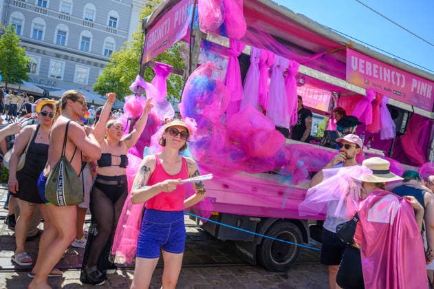 linz, austria, 27 june 2026, linzpride, parade of LGBTQIA community on the main square *** Linz, Österreich, 27. Juni 2026, LinzPride, Parade der LGBTQIA-Community auf dem Hauptplatz Copyright: xx
