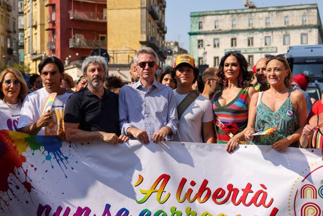 Gay Pride 20226 a Napoli On June 27, 2026, the Naples Gay Pride parade took place; a long procession set off from Porta Capuana and wound its way through the streets of the city, arriving at Piazza Dante, where local officials offered greetings followed by a long concert celebrating the event s 30th anniversary in Naples. Napoli Piazza Dante CAMPANIA ITALIA Copyright: xFABIOxSASSOxFabioxSassox 226A1166