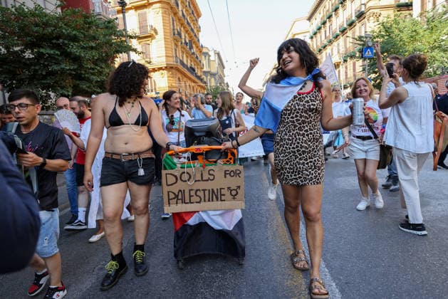 Gay Pride 20226 a Napoli On June 27, 2026, the Naples Gay Pride parade took place; a long procession set off from Porta Capuana and wound its way through the streets of the city, arriving at Piazza Dante, where local officials offered greetings followed by a long concert celebrating the event s 30th anniversary in Naples. Napoli Piazza Dante CAMPANIA ITALIA Copyright: xFABIOxSASSOxFabioxSassox 226A1258