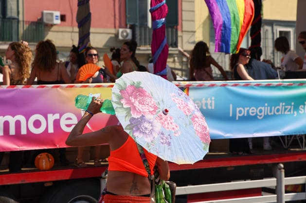 Gay Pride 20226 a Napoli On June 27, 2026, the Naples Gay Pride parade took place; a long procession set off from Porta Capuana and wound its way through the streets of the city, arriving at Piazza Dante, where local officials offered greetings followed by a long concert celebrating the event s 30th anniversary in Naples. Napoli Piazza Dante CAMPANIA ITALIA Copyright: xFABIOxSASSOxFabioxSassox 226A1076