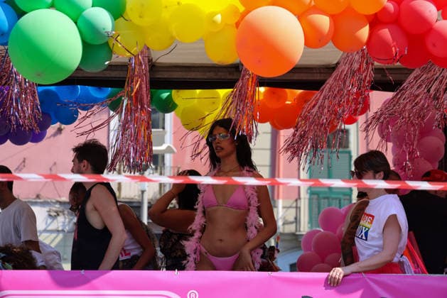Gay Pride 20226 a Napoli On June 27, 2026, the Naples Gay Pride parade took place; a long procession set off from Porta Capuana and wound its way through the streets of the city, arriving at Piazza Dante, where local officials offered greetings followed by a long concert celebrating the event s 30th anniversary in Naples. Napoli Piazza Dante CAMPANIA ITALIA Copyright: xFABIOxSASSOxFabioxSassox 226A1081