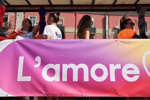 Gay Pride 20226 a Napoli On June 27, 2026, the Naples Gay Pride parade took place; a long procession set off from Porta Capuana and wound its way through the streets of the city, arriving at Piazza Dante, where local officials offered greetings followed by a long concert celebrating the event s 30th anniversary in Naples. Napoli Piazza Dante CAMPANIA ITALIA Copyright: xFABIOxSASSOxFabioxSassox 226A1083